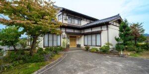 民泊運営代行さービスを展開する株式会社えのきやでは新潟県糸魚川市の一棟貸切民泊施設、RE KIHEIの運営を開始しました。